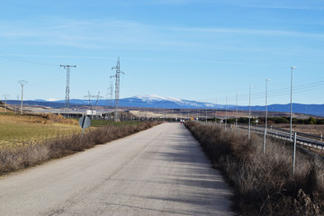 Obraz premium Paisaje montañoso con prado.