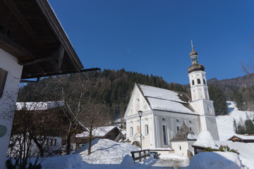 Dorf Sachrang im Winter mit viel Schnee