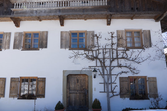Altes Bauernhaus im Dorf Sachrang im Winter