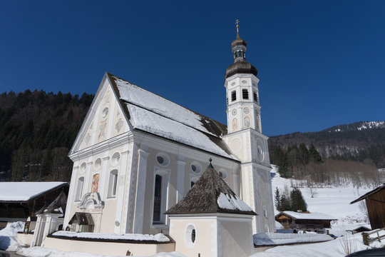 Dorf Sachrang im Winter mit viel Schnee