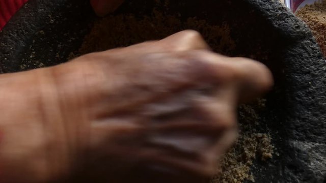 Moliendo en mortero de piedra tradicional
