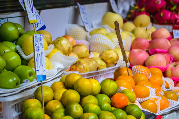 Thai food on the street is popular and sell well, not less than Pad Thai and Tom Yum Shrimp are various curries. Insect, fresh frogs, vegetables, fruits