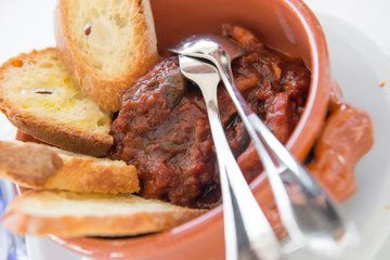 Terrina di polpo alla Luciana con crostini di pane