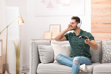 Obraz premium Emotional young man playing video games at home