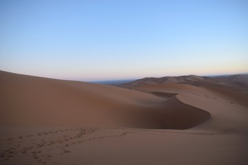 Fototapeta na wymiar Alba nel deserto di Merzouga in Marocco