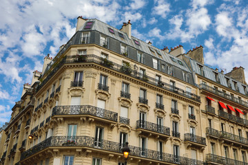 Fototapeta na wymiar Living building in Paris