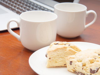 コーヒータイム　イメージ　スコーン　カップ　コンピュータ