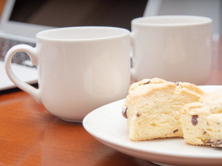 コーヒータイム　イメージ　スコーン　カップ　コンピュータ