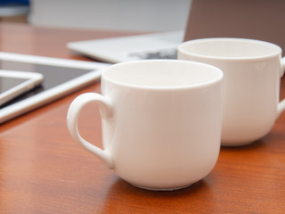 コンピュータとコーヒーカップ　休憩　イメージ