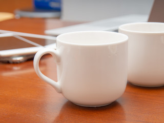コンピュータとコーヒーカップ　休憩　イメージ