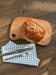 나무도마 위에 블루베리 식빵 