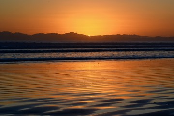 Obraz premium Dramatic sunrise colours; beautiful sunrise on a beach. 