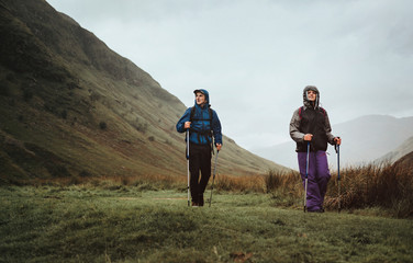 Couple trekking through the rain in the Highlands © Rawpixel.com