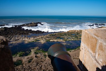 モロッコ・エッサウィラの北稜堡の大砲と大西洋