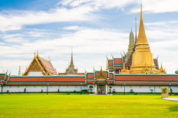Naklejka premium Temple of emerald buddha Wat Pra Kaew in morning blue sky travel sightseeing