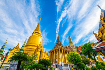 Obraz premium Temple of emerald buddha Wat Pra Kaew in morning blue sky travel sightseeing