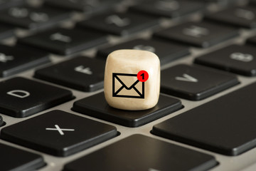 Ein Computer und Hinweis an eine neue eMail