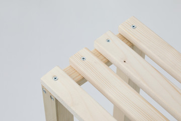 白背景に木材のベンチの端の部分