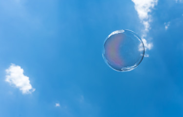 Blauer Himmel mit Seifenblase
