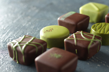 いろいろな形をした緑色のチョコレート