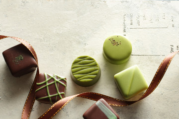 いろいろな形をした緑色のチョコレート