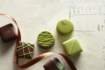 いろいろな形をした緑色のチョコレート
