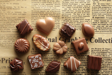 文字のある背景に並べたチョコレート