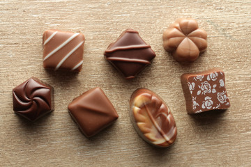 文字のある背景に並べたチョコレート