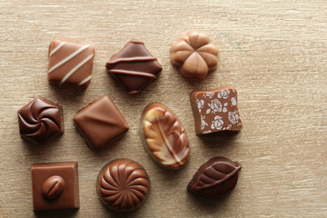 文字のある背景に並べたチョコレート