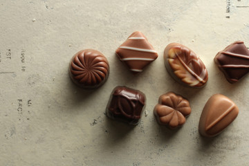 文字のある背景に並べたチョコレート