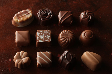 赤茶色の背景のチョコレート