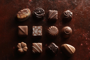 赤茶色の背景のチョコレート