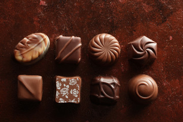 赤茶色の背景のチョコレート