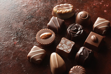 赤茶色の背景のチョコレート