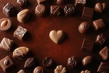 赤茶色の背景で俯瞰から撮ったハート型のチョコレート