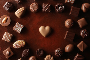 赤茶色の背景で俯瞰から撮ったハート型のチョコレート