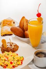 DESAYUNO JUGO DE NARANJA PAPAYA HUEVOS PAN