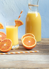 Frischer Orangensaft zum Frühstück