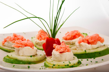 SALMÓN CANAPÉ CON AGUACATE
