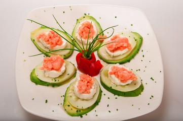SALMÓN CANAPÉ CON AGUACATE