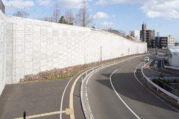 コンクリート擁壁と道路