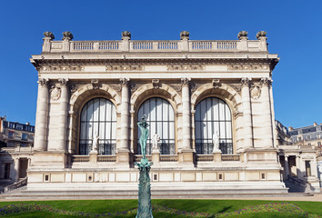 Fototapeta na wymiar Public park of the Palais Galleria in Paris