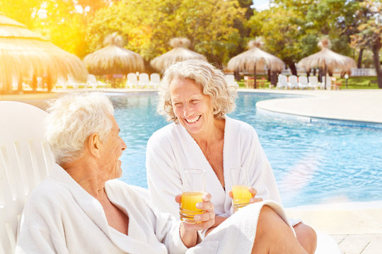 Paar Senioren mit Orangensaft im Wellness Urlaub