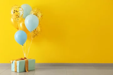 Rolgordijnen Birthday balloons with gift box in room © Pixel-Shot