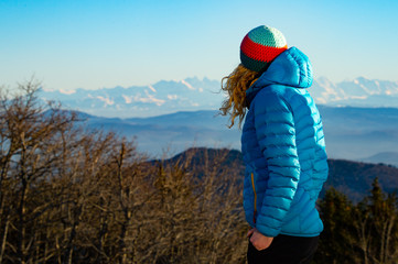 Frau vor Alpenpanorama