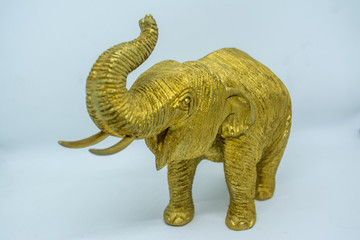 Obraz premium Golden elephant carved from wood Thai art from northern of Thailand 