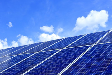 Solarzellen mit blauem Himmel
