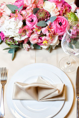 table setting bouquet of flowers 