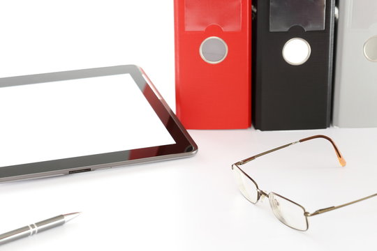 Akten, Tablet PC und Brille am Arbeitsplatz