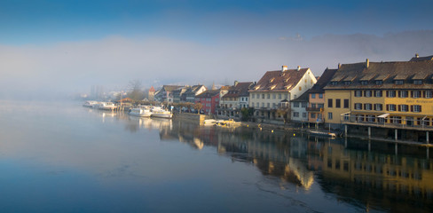 Fototapeta na wymiar Nebelstimmung am frühen Morgen in Stein am Rhein